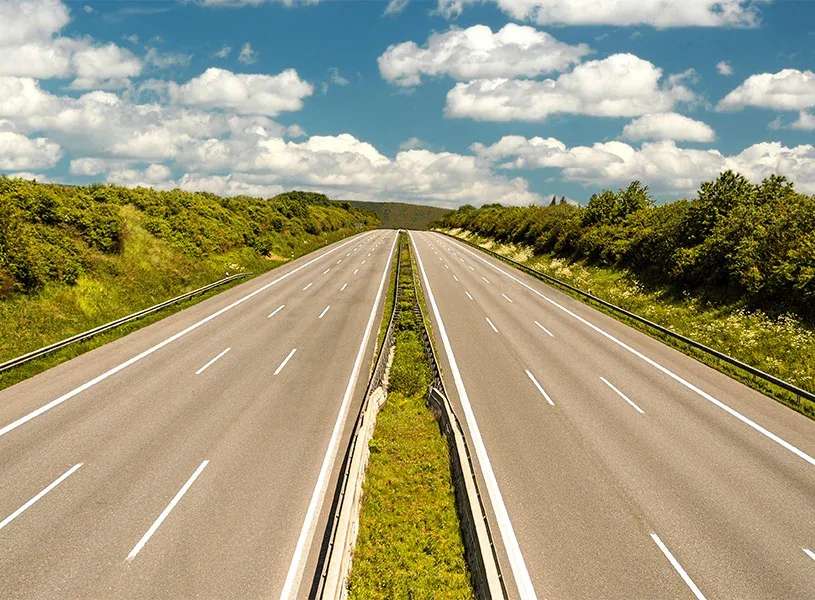 Leere Autobahnstraße mit blauem Himmel