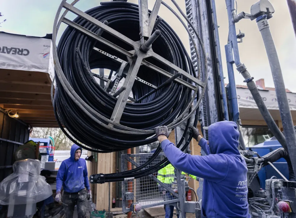 Mitarbeiter verladen große Kabeltrommel