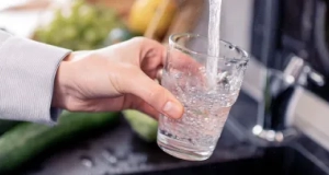 Remplir un verre au robinet